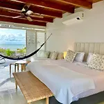 By Calamari Homes-Plaza Bolivar Penthouse Sea View