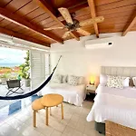 By Calamari Homes-Plaza Bolivar Penthouse Sea View