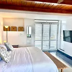 By Calamari Homes-Plaza Bolivar Penthouse Sea View