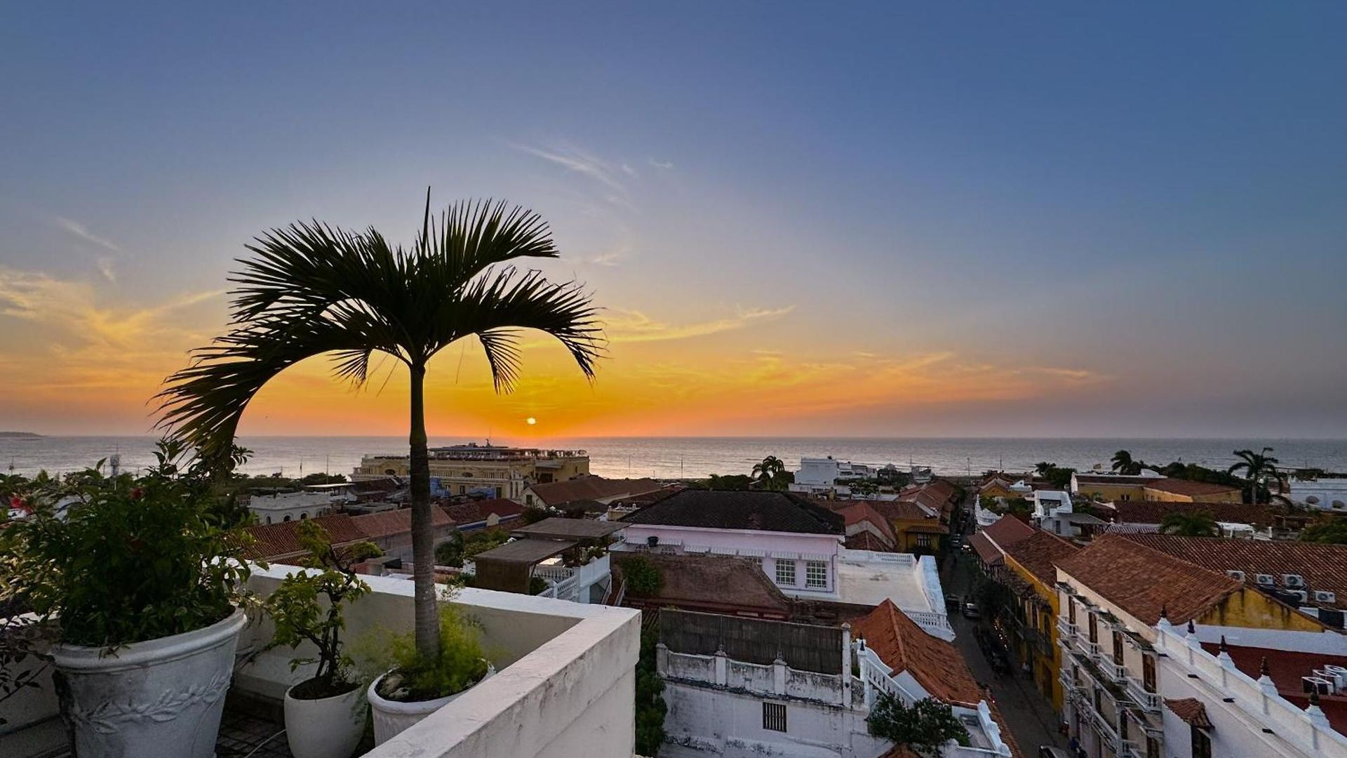 By Calamari Homes-plaza Bolivar Penthouse Sea View